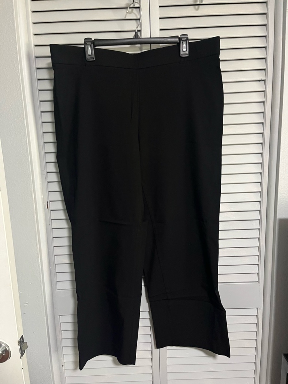 Avenue Black Cropped Straight-Leg Capris Pants